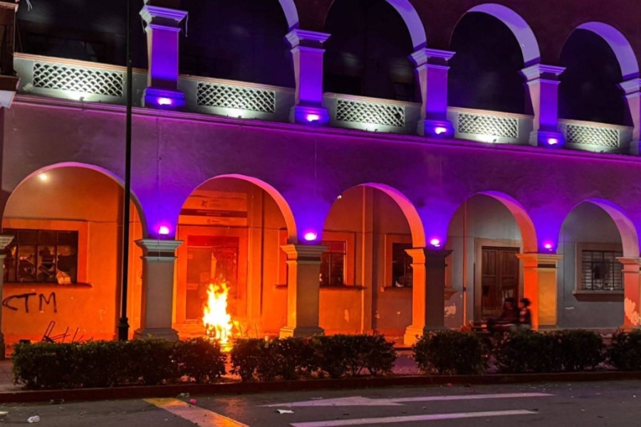 Incendian el Palacio Municipal de Apatzingán tras protesta por asesinato de Carlos Manzo
