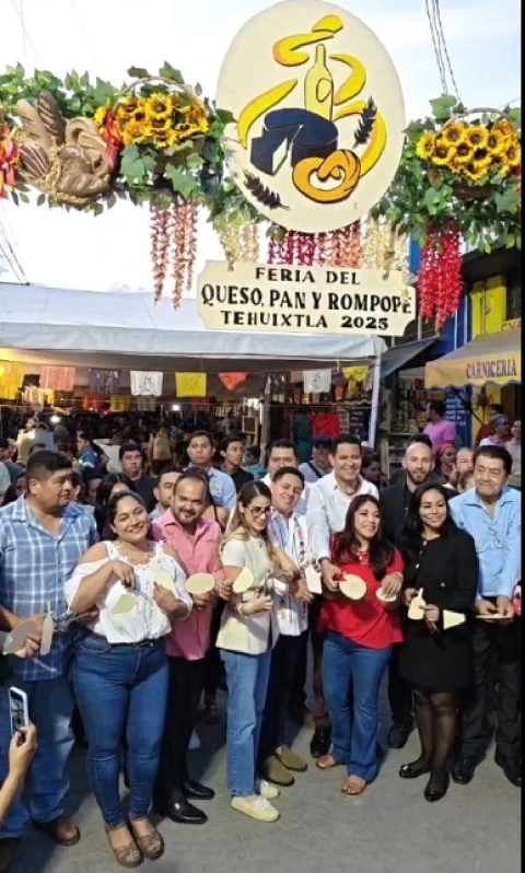 La edición número nueve de la Feria del Queso, Pan y Rompope de Tehuixtla comenzó la mañana del jueves y fue inaugurada por la tarde.