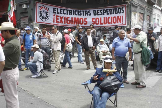 Gobierno de AMLO resolverá jubilaciones pendientes a trabajadores de la extinta Luz y Fuerza del Centro
