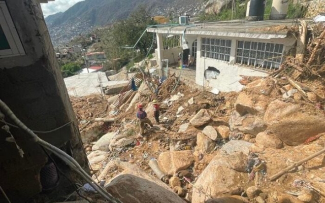 Familia muere aplastada por roca tras impacto de Otis en Acapulco