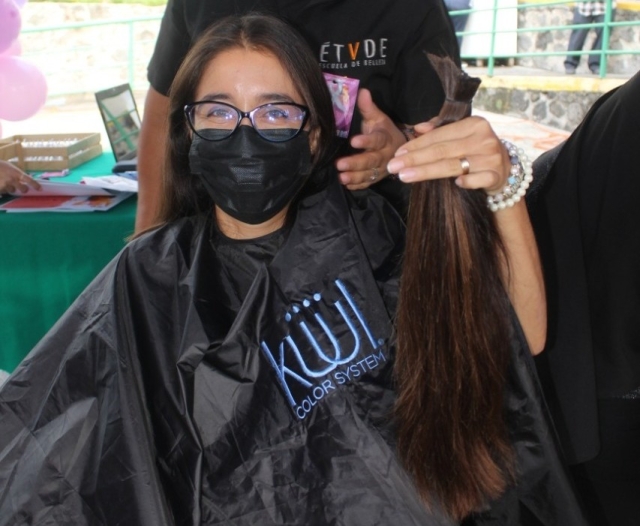 Dona IMSS Morelos cabello y tapitas de plástico para apoyar tratamientos de niñas y niños que padecen cáncer