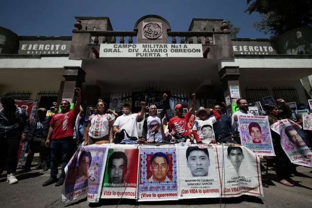 Padres de normalistas piden investigar a García Harfuch y Peña Nieto