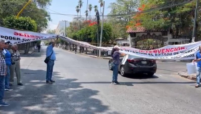 Protestan jubilados en avenida Morelos