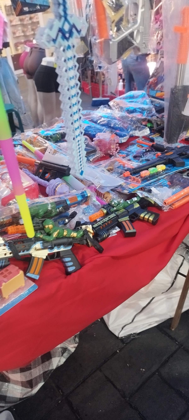 Los juguetes para niñas se venden mejor que los de niños, confesó la comerciante.