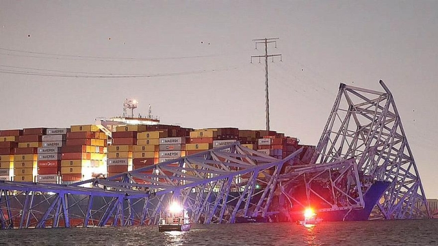 Buscan a más de 20 desaparecidos tras derrumbe de puente en Baltimore