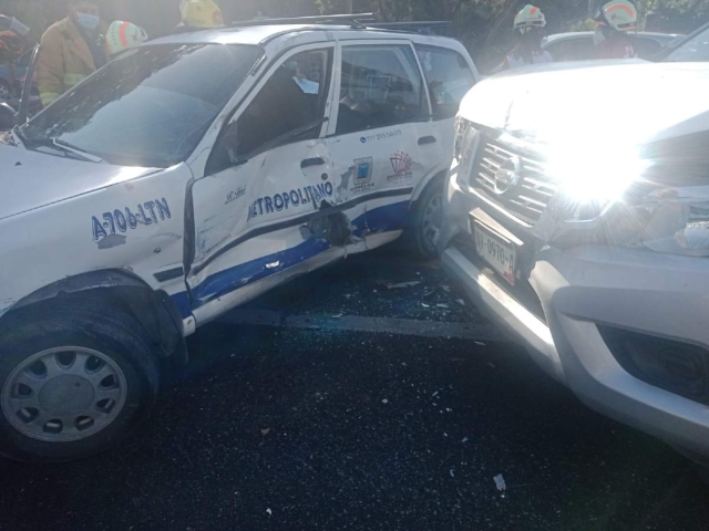 El taxi resultó con daños considerables en un costado.