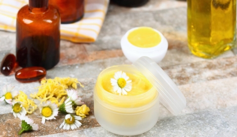 Pomada de árnica con aceite de coco: el remedio casero que alivia dolores y cuida la piel