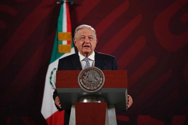 AMLO anuncia aumento salarial de 8.2% para los maestros