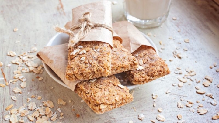 Prepara estas barritas energéticas de avena y miel para disfrutar de un rico snack casero