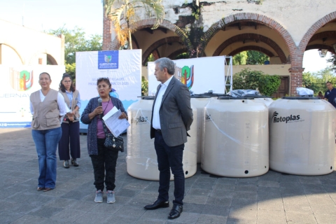 Entrega ayuntamiento capitalino 350 tinacos a vecinos de diversas colonias