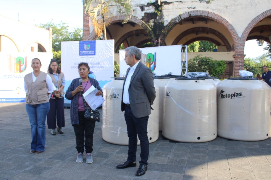 Entrega ayuntamiento capitalino 350 tinacos a vecinos de diversas colonias