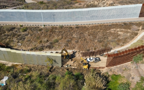 Avanza la reconstrucción del muro con Tijuana; instalan vallas más altas