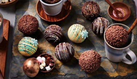 Aprende a preparar bombas de chocolate con bombones para bebidas navide&ntilde;as