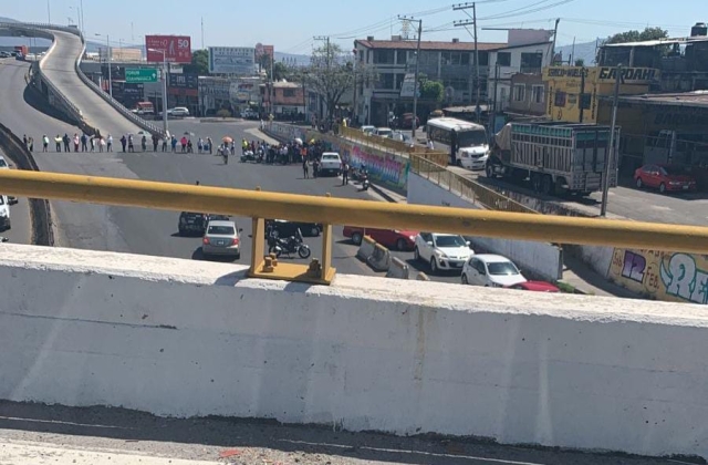 Protesta de vecinos de colonia Satélite en bulevar Cuauhnáhuac por falta de agua