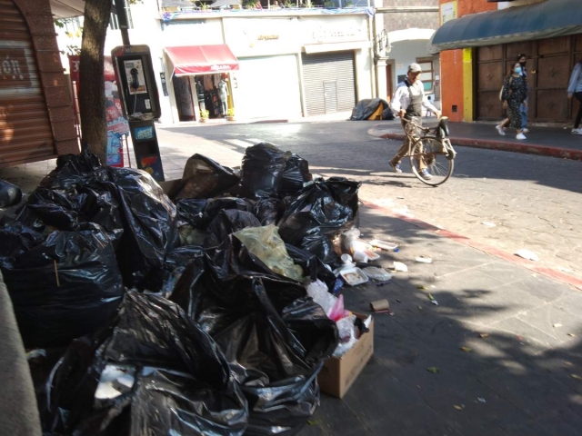 La decisión del actual cabildo fue tomada luego de que la empresa encargada de la recolección de la basura exigió los pagos que se le adeudan para reanudar el servicio. Mientras tanto, la basura se acumula en la vía pública.