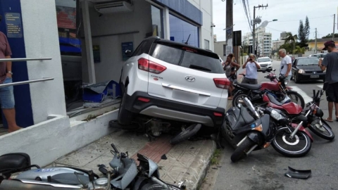Choca vehículo contra local de venta de motos
