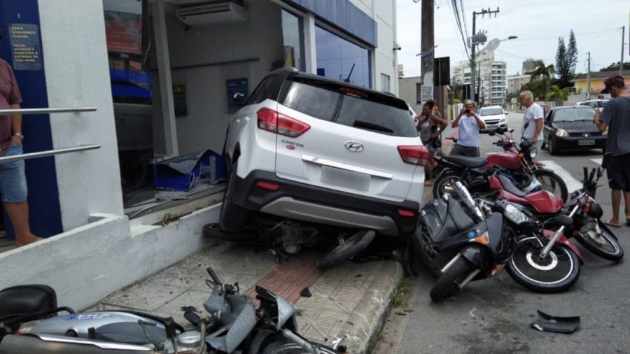 Choca vehículo contra local de venta de motos