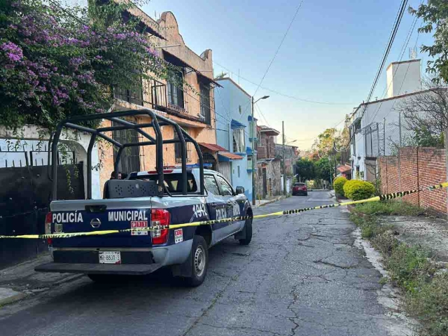 Abandonan un cadáver maniatado