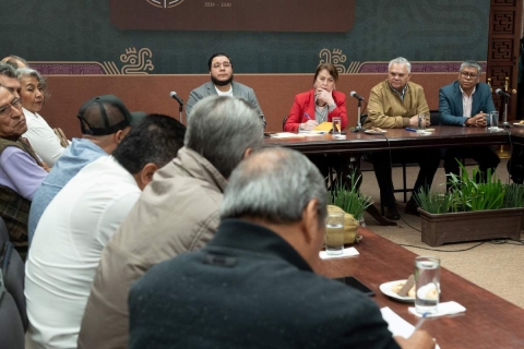 La gobernadora Margarita González Saravia se reunió con líderes transportistas. 