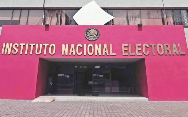 INE prohibirá a partidos recabar firmas para revocación de mandato.