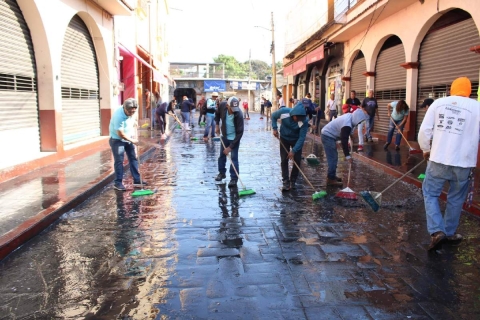 Realizan limpieza en plaza y calles de Yautepec