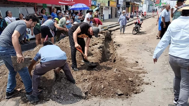 Los inconformes cubrieron las excavaciones que ya habían realizado los trabajadores.