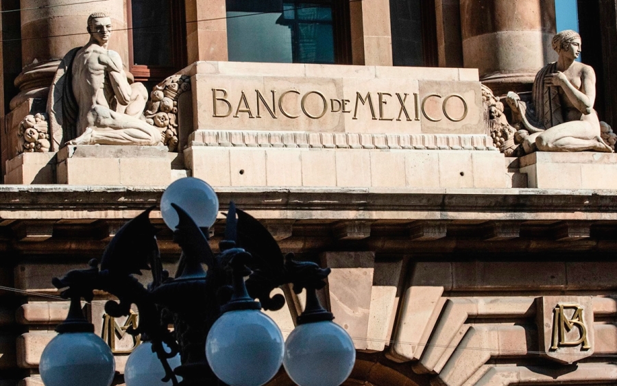 Banxico prevé 'debilidad' económica y riesgos por aranceles comerciales