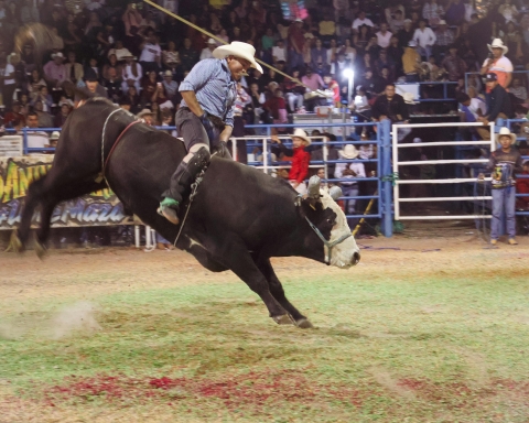 Reúne a miles jaripeo en Emiliano Zapata