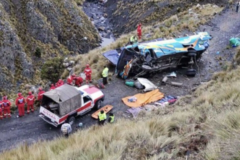 Autobús en Bolivia cae en precipicio y deja 16 muertos; hay 32 heridos