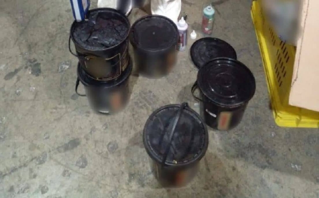 Decomisan en AICM 22 kilos de cocaína ocultos en cubetas y botellas