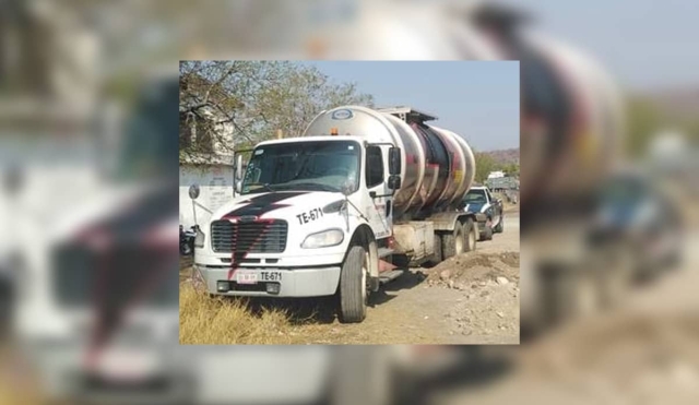 Hallan un camión abandonado en Amacuzac