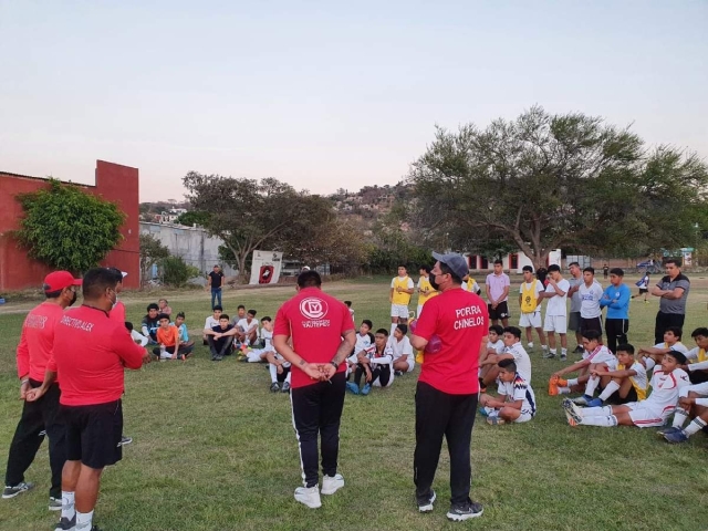 En días pasados el profesor José Luis Carmona, del CDY, acudió a La Joya a las visorías. Diez jóvenes fueron seleccionados para el equipo piloto de la escuadra de la Tercera División profesional. 