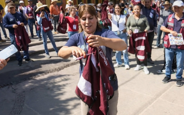 Trabajadores tur&iacute;sticos de Tequila rompen chalecos guinda impuestos por alcalde detenido