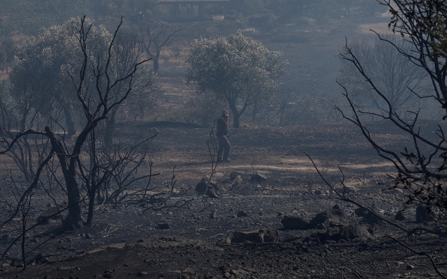 Gran incendio provoca evacuación masiva a las afueras de Atenas