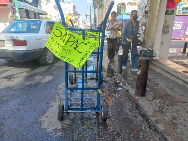 Exigen vendedores a SAPAC repare fugas de agua en la calle Degollado