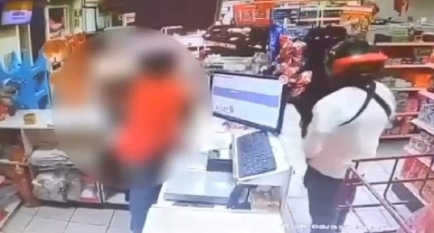 Los delincuentes se cubrieron la cabeza con cascos de motociclista.