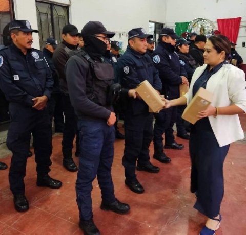 La síndica, en funciones de alcaldesa, anunció las mejoras a los uniformados.