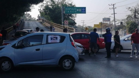 Compañeros de René Villarreal, durante el bloqueo para exigir su búsqueda