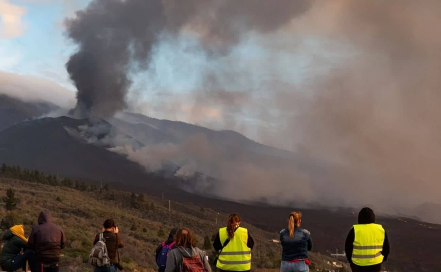 Regresan a confinamiento por erupción de volcán Cumbre Vieja.