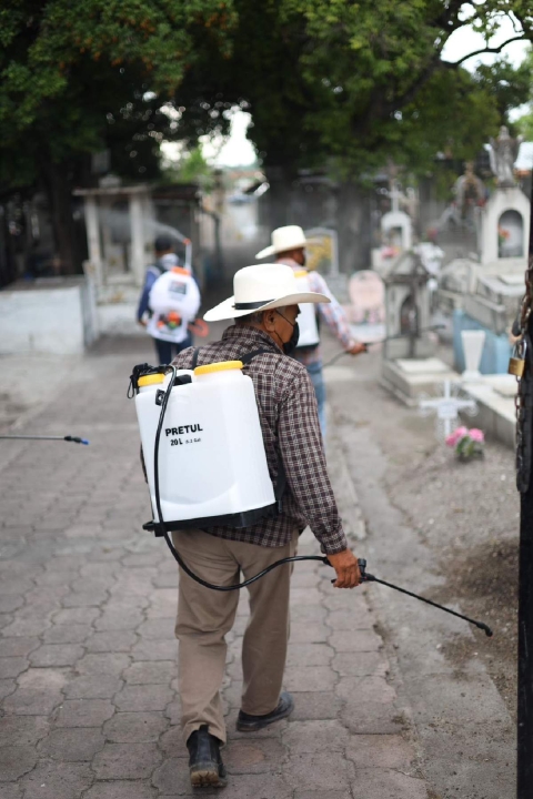 Este miércoles fue puesta en marcha la fumigación de todos los panteones de Tlaltizapán para reducir riesgos sanitarios.