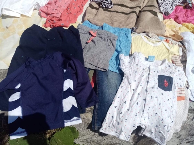 Vende ropa mientras encuentra un empleo