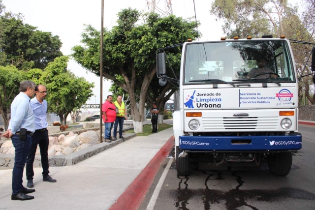 Estrenan equipo de limpieza para avenidas importantes