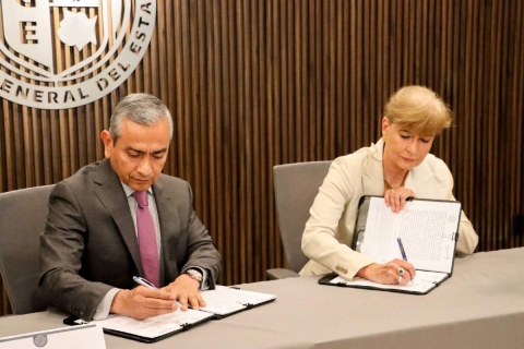 El fiscal Fernando Blumenkron y la consejera Mireya Gally firmaron el convenio. 