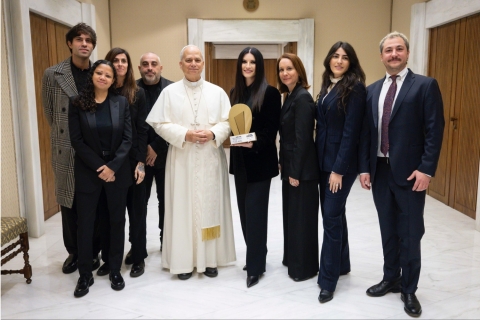 Laura Pausini se re&uacute;ne con el Papa Le&oacute;n XIV y le regala una canci&oacute;n in&eacute;dita inspirada en San Francisco de As&iacute;s