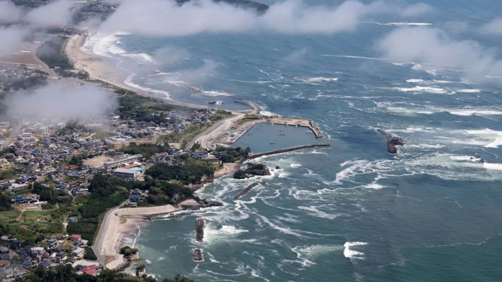 Las primeras olas del tsunami llegaron a la costa japonesa del Pacífico tras el fuerte terremoto de magnitud 8.7 que sacudió la península de Kamchatka el 30 de julio de 2025 en Shiogama, Miyagi, Japón.