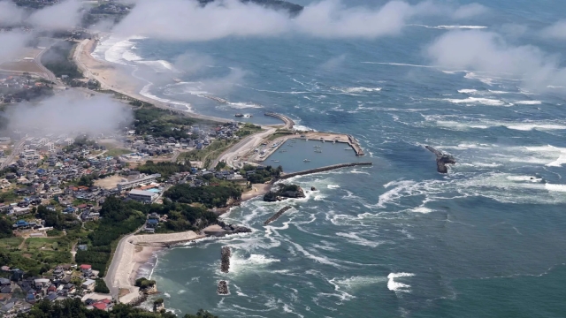 Las primeras olas del tsunami llegaron a la costa japonesa del Pacífico tras el fuerte terremoto de magnitud 8.7 que sacudió la península de Kamchatka el 30 de julio de 2025 en Shiogama, Miyagi, Japón.