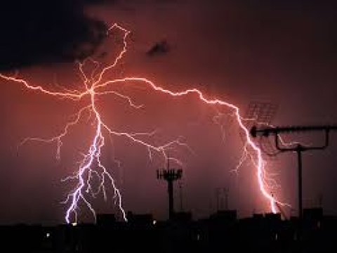 ¿Debes desconectar tus electrónicos durante una tormenta eléctrica?
