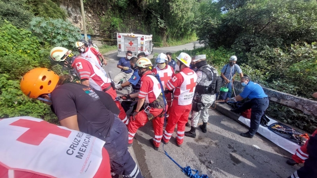 Laboraron en rescate de tres personas en barranca; un paramédico y un civil fallecieron