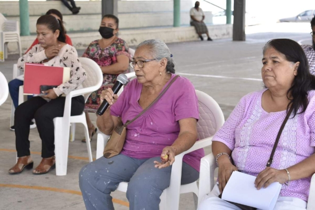 La sesión inició con cinco personas y básicamente la queja fue sobre la inseguridad y los drenajes colapsados.