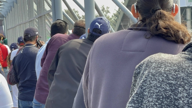 Mexicanos ven el &quot;Gran Premio&quot; desde puente peatonal.